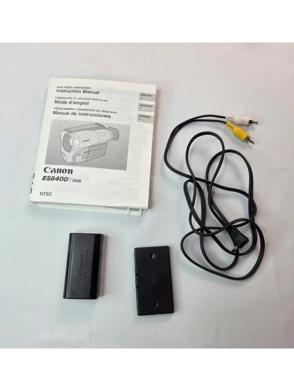 Canon ES8400V Hi8 8mm Video Camcorder 22x Zoom Lot With Cords Battery Box